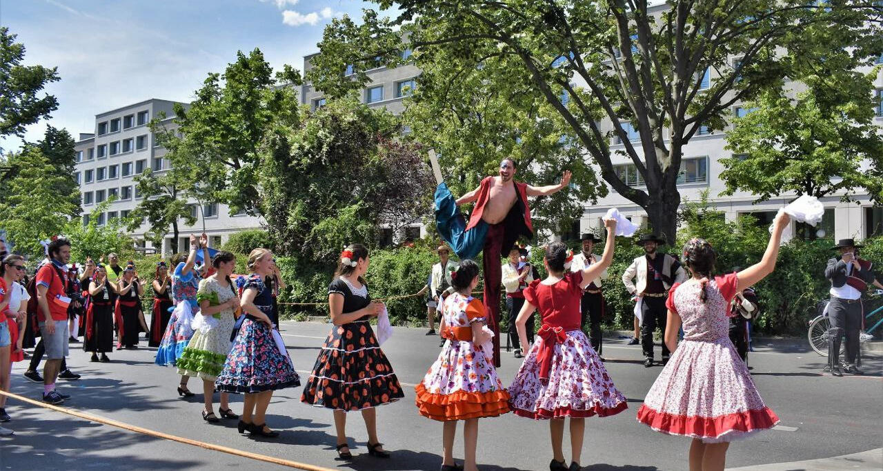 Essen Tanzshow Stelzenläufer beim Tanzen